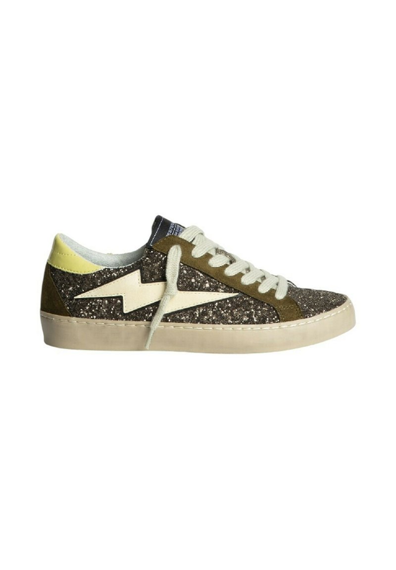 Zapatilla con un acabado brillante en marrón oscuro, acentos de ante verde oliva, cordones crema y una suela de goma beige con un diseño de rayo.