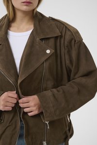 Bruine suède jas met een brede kraag, ritssluiting aan de voorkant en zijzakken. Heeft zilverkleurige details en losse, ontspannen mouwen.