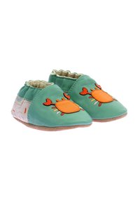 Chaussures pour bébé en cuir vert avec un design de crabe orange, ornées de broderies, ouverture élastique et semelle en daim douce.