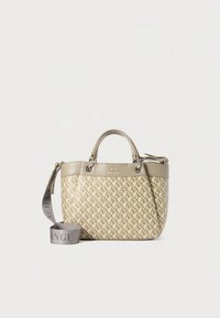 Beżowa torebka z wzorem, wykonana z materiału syntetycznego, z krótkimi uchwytami i odpinanym szarym paskiem z logo. Zawiera srebrne metalowe elementy.