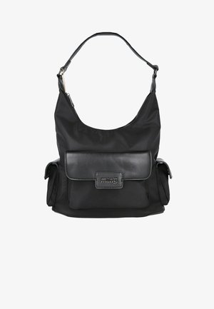 Bolso de hombro negro de nylon con un acabado suave, que cuenta con un bolsillo con solapa en la parte frontal y dos bolsillos laterales. Diseño simple y funcional.