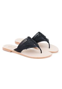 Zwarte geweven platte sandalen met een tussenruimte voor de tenen, voorzien van een natuurlijke houten zool en een gladde lichtgekleurde voetbed voor comfort.