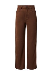 Braune weit geschnittene Hosen mit glatter Textur, zwei vorderen Taschen, Knopfverschluss und taillierter Passform.