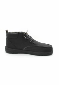 Stivali alla caviglia in pelle nera con punta rotonda, design con lacci e suola in gomma testurizzata. Presenta una fodera a motivo e una linguetta sul retro.