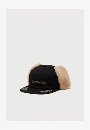 Czarna czapka z sztucznym futerkiem na uszach, złote haftowane napisy "Nie marnuj kultury" oraz dekoracyjny wzór gałązki oliwnej na daszku.