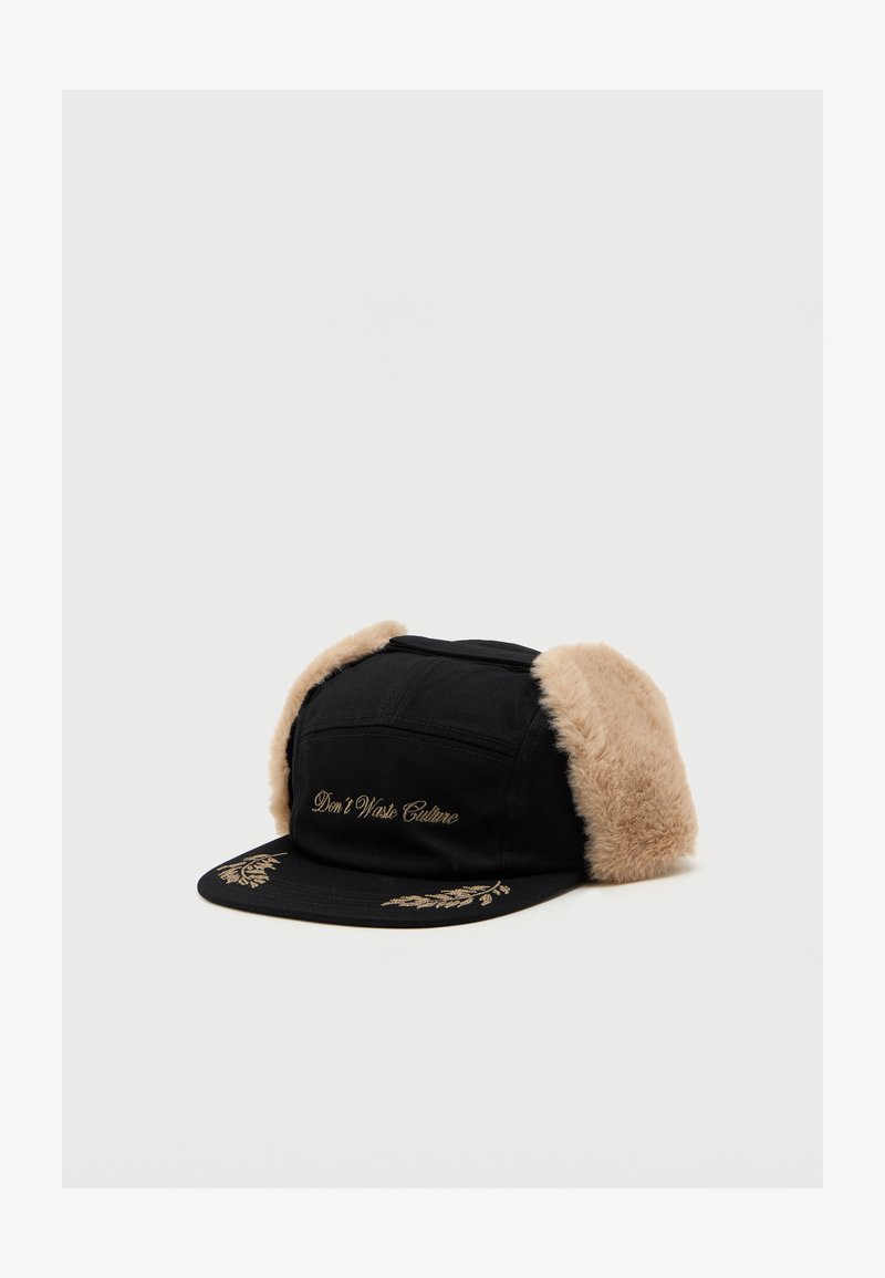 Μαύρο καπέλο με ψεύτικες γούνινες πλευρές, χρυσά κεντημένα γράμματα "Μην Σπαταλάς τον Πολιτισμό" και διακοσμητικό σχέδιο ελιάς στην άκρη.