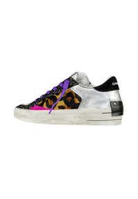 Sneakers multicolori con stampa leopardata, materiali argento e neri, lacci viola e suola in gomma testurizzata.