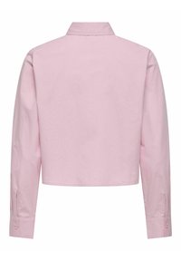 Chemise à manches longues raccourcie en tissu rose pâle doux. Elle présente un col classique et des poignets boutonnés, avec une texture lisse et un design minimaliste.