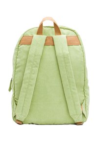 Groene corduroy rugzak met tan webbing schouderbanden en een bovenhandvat, gemaakt van textuurstof en voorzien van een ritssluiting zijvak.