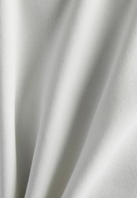 Tessuto bianco, con una superficie liscia e texturizzata, caratterizzato da leggere pieghe e drappeggi che mettono in risalto la sua leggerezza e morbidezza.