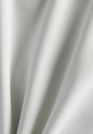 Tissu blanc texturé avec une surface lisse, présentant des drapés et des plis doux, mettant en avant ses caractéristiques légères et douces.