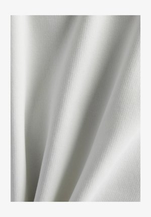 Tissu blanc texturé avec une surface lisse, présentant des drapés et des plis doux, mettant en avant ses caractéristiques légères et douces.