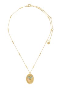 Naszyjnik z łańcuszka ze złota z małymi koralikami i owalną zawieszką z emaliowanym motywem niebieskiego motyla i różowych kwiatów.