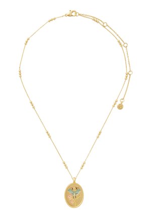 Collier chaîne en or avec de petits accents de perles et un pendentif ovale présentant un papillon bleu et un motif émaillé de fleurs roses.