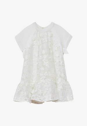 Bijela haljina s kratkim rukavima s cvjetnim čipkastim slojem, šljokicama, naboranim rubom i malim mašnicama na rukavima, dizajnirana za dijete.