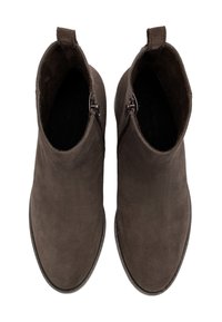 Stivali alla caviglia in suede marrone con finitura liscia, cerniere laterali e punta arrotondata. Presentano un tacco corto e un design minimalista.