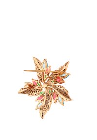 Brož ve tvaru listu ve zlatém tónu s barevnými emailovými akcenty v růžové a modré. Obsahuje detailní perforace a mechanismus zapínání na špendlík.