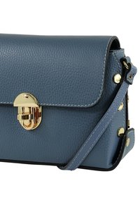 Blauwe leren handtas met structuur, flapsluiting, gouden beslag en afneembare riem. Voorzien van decoratieve studs aan de zijkant.