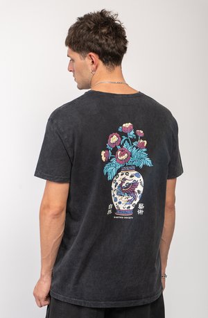 Tricou negru din bumbac cu un design colorat de vază florală pe spate, având un finisaj texturat și o croială lejeră.