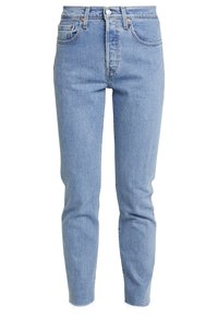 Jeans ajustados de color azul claro confeccionados en denim, con una cintura alta, diseño de cinco bolsillos, cierre de cremallera en la parte frontal y detalles de dobladillo deshilachado.