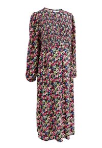 Largo vestido floral con un cuerpo fruncido, mangas largas abullonadas y un fondo azul marino oscuro con patrones florales multicolores.