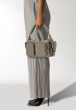 Grijze handtas met dubbele ritszakken, een klepzak en een gestructureerde, groen en grijs gewikkelde handgreep. Slank ontwerp met gouden accenten.