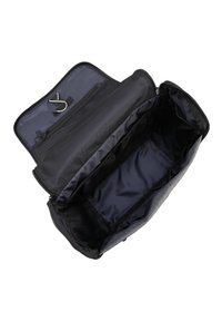 Černá cestovní taška se zipovým uzávěrem, disponující síťovou kapsou a háčkem uvnitř. Podšívka je tmavá, nabízí hladkou texturu.