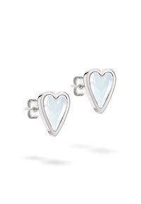 Orecchini a forma di cuore in argento con un'inserto in pietra bianca e lucida, caratterizzati da un contorno in metallo lucido e chiusure a farfalla.