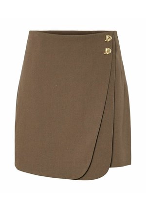 Korte bruine rok met een wikkelontwerp, voorzien van twee goudkleurige knopen aan de voorkant en een gladde textuur.