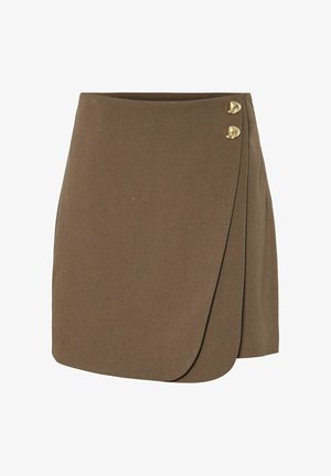 Hnědá krátká sukně s překládaným designem, která má vpředu dva zlaté knoflíky a hladkou texturu.