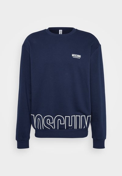 Navy plavi dukserica s dugim rukavima, okruglim izrezom, koja na prsima ima bijeli logo "Moschino Underwear" i velike natpise na rubu.