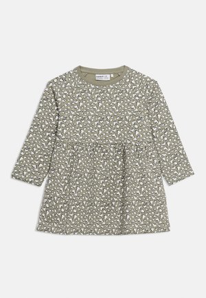 Vestido de criança pequena de manga comprida em verde-oliva, com cintura franzida e padrão de estampado de leopardo em forma de coração branco e preto.