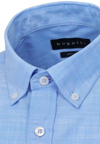 Himmelblaues Hemd mit strukturiertem Kragen, weichem Material und weißen Knöpfen. Das Etikett trägt den Schriftzug "bugatti" auf schwarzem Hintergrund.