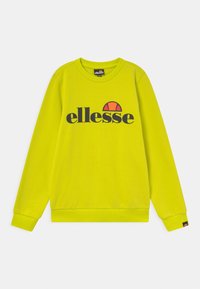 Felpa verde lime con collo a giro, maniche lunghe e logo nero "ellesse". Presenta un accento grafico rotondo in arancione sopra il testo.