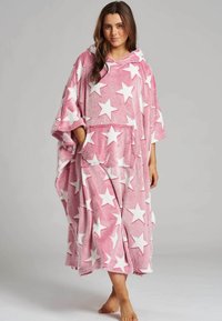 Rosa huva poncho med vita stjärnmönster, tillverkat av plyschmaterial. Den har en framficka och vida ärmar, vilket ger en lös passform.