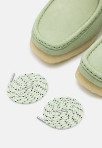 Clarks Originals WALLABEE - Sapatos de atacadores - pale green
