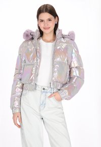 Irysująca się kurtka puchowa o kroju krótkim, z zamkiem b�łyskawicznym w kolorze srebrnym i miękkim kapturem z lawendowego futerka syntetycznego. W zestawie z jasnymi dżinsami z wysokim stanem.