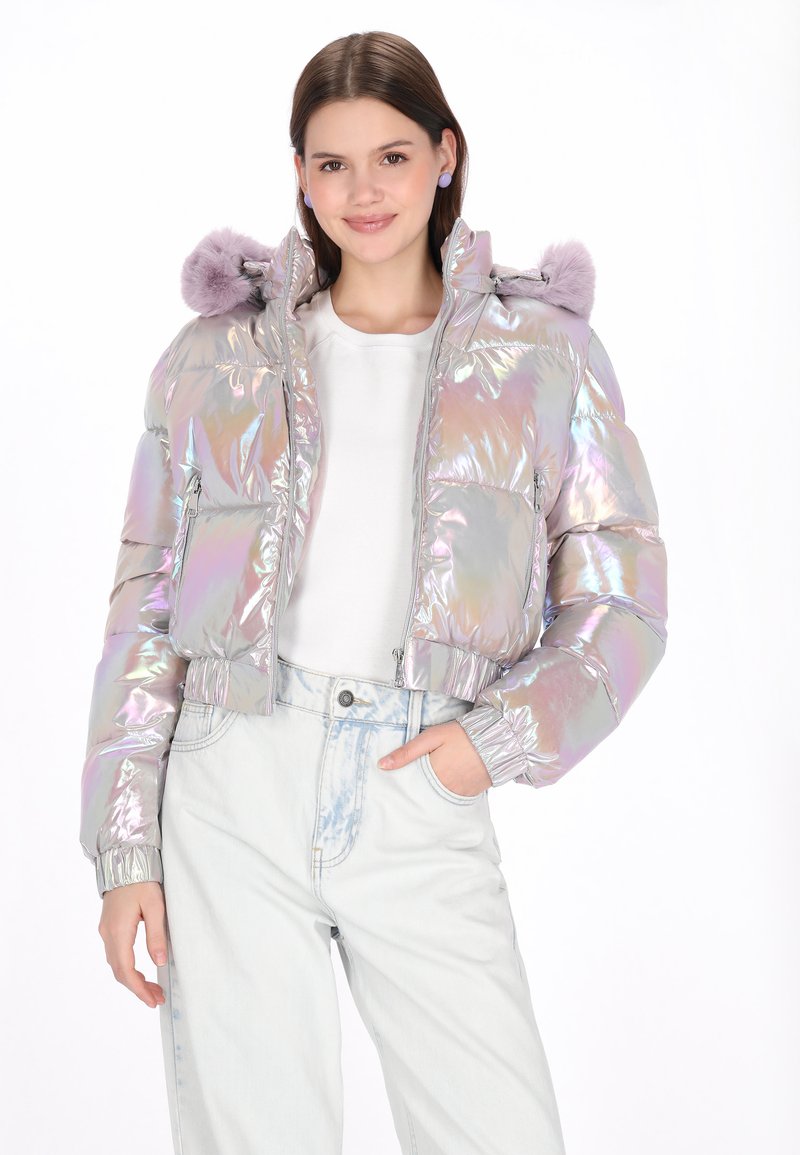 Irysująca się kurtka puchowa o kroju krótkim, z zamkiem błyskawicznym w kolorze srebrnym i miękkim kapturem z lawendowego futerka syntetycznego. W zestawie z jasnymi dżinsami z wysokim stanem.