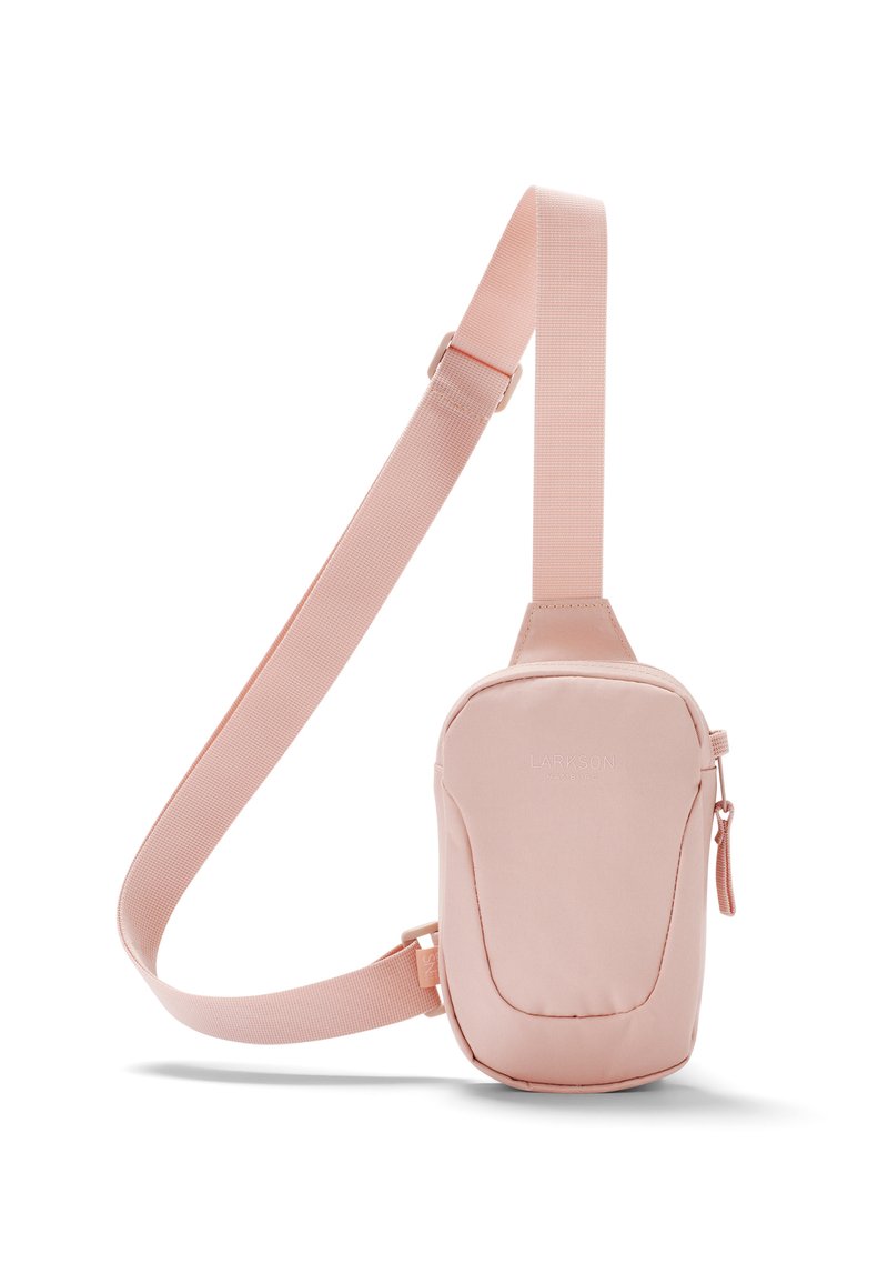 Borsa a tracolla in tessuto rosa di forma rettangolare, con chiusura a zip, tracolla regolabile e marchio in rilievo sul davanti.