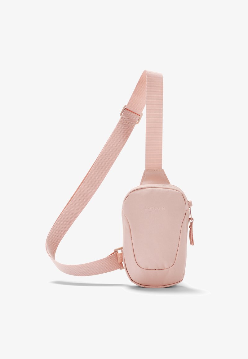 Borsa a tracolla in tessuto rosa di forma rettangolare, con chiusura a zip, tracolla regolabile e marchio in rilievo sul davanti.