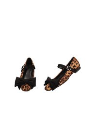 Zapatos planos de estampado de leopardo con una textura suave, acentos de lazo negro y una correa estilo mary jane. Presentan una puntera redondeada y un tacón bajo.