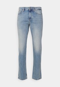 Jeans de mezclilla azul claro con corte recto y un ligero acampanado en la parte inferior. Cuenta con cinco bolsillos y un cierre de botón metálico.