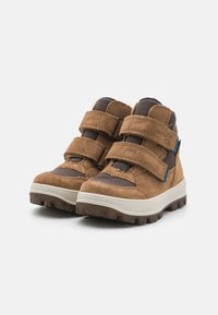 Bruine suede hoge schoenen met dubbele klittenbandsluiting, mesh accenten en een getextureerde rubberen zool voor grip. Lage witte tussenzool.