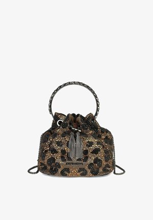 Bolsa con cordón de estampado de leopardo con adornos de cuentas negras y doradas. Cuenta con un asa de cadena y borlas como detalles.