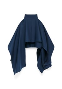 Cappa corta blu navy con colletto alto, maniche ampie drappeggiate e polsini con bottoni, realizzata in tessuto leggero e liscio.