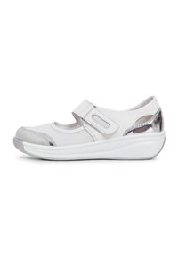 White fitness shoes with a mesh and leather upper. Features silver accents, a round toe, and a Velcro strap for easy adjustment.