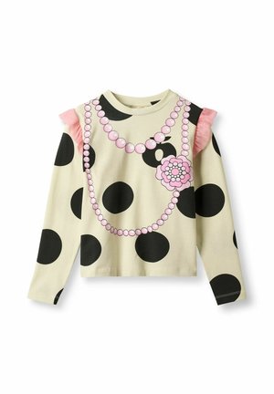 Langarmshirt in lichtgeel met grote zwarte stippen. Heeft roze ruches op de schouders en een geprint ontwerp van een ketting en bloemen.