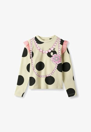 Camicia a maniche lunghe di colore giallo pallido con grandi pois neri. Presenta volant rosa sulle spalle e stampe di collane e fiori.