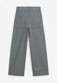 Pantalon large taille haute à rayures verticales noires et blanches avec poches plaquées à l'arrière.