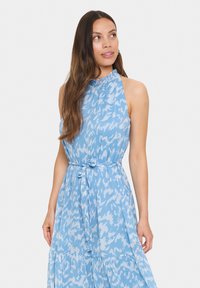 Rochie halter cu model albastru, cu o talie legată, dintr-un material fluid, cu fustă în straturi. Textură ușoară și aerisită, cu detalii de imprimeuri abstracte.